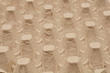  Yumurta kartonunun yakın plan bir görüntüsü doku yüzeyini ortaya çıkarır ve yumurtaları güvenli bir şekilde tutmak için tasarlanmış bölümlerin tekrarlayan kalıplarını vurgular.