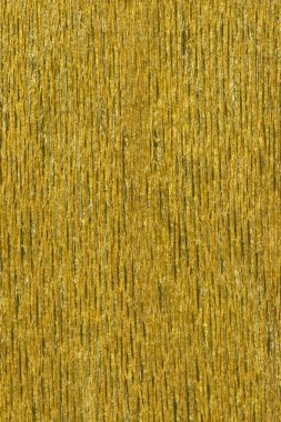  Altından bir krep kağıdına yakın plan, dokusunu ve parıldayan yüzeyini sergiliyor.