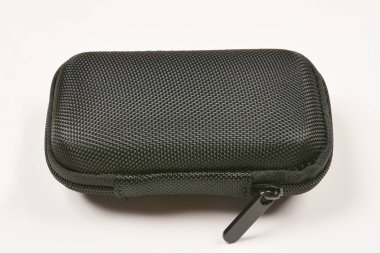 Küçük, siyah, dikdörtgen, fermuarlı, fermuarlı bir fotoğraf stüdyosu. Fermuar ve dokunun detaylı bir görüntüsü için açılı.