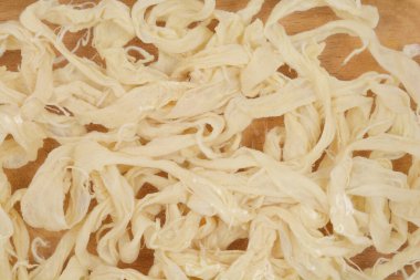 Saf cam bir kapta suya batırılmış sosis yapımına hazır domuz kovanlarının yukarıdan aşağı görüntüsü.