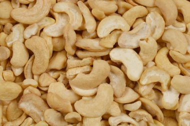 Doğal dokusunu ve açık bej rengini gösteren bir yığın ham kaju.