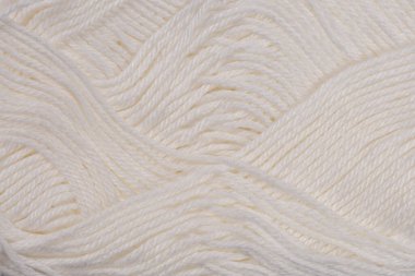 Yumuşak beyaz iplikçiklerin yukardan, yakından, yukarıdan aşağıya bir görüntüsü, dokusunu gözler önüne seriyor.