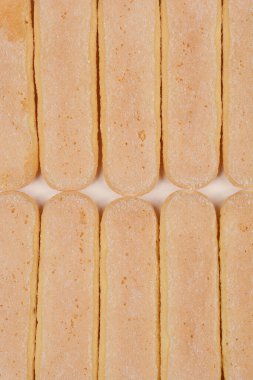 Dar, tepeden çekimde kadın parmak bisküvileri iki sıra halinde yan yana dizilmiş.