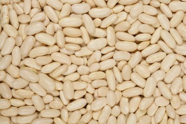 Yoğun bir beyaz fasulye yığınının yakın çekim, yukarıdan aşağı görüntüsü.