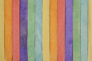 Yakından, yukarıdan aşağıya, düzgün, paralel sıralarda dizilmiş renkli el sanatları sırasının canlı bir dokusu ve deseni olan bir görüntüsü.