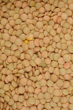 Yeşil mercimek kütlesinin yukarıdan aşağı, yakın çekim görüntüsü, dokularını ve renklerini sergiliyor.