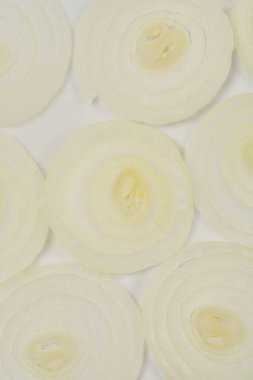 Hafif arka planda ince soğan dilimlerinin yakın plan çekimi.