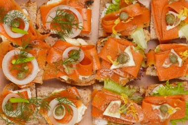Açık yüzlü sandviç çeşitleri. Açık bir kabın içinde, vejetaryen somon gibi hazırlanmış havuç dilimleri.