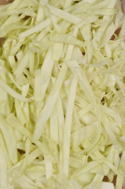 Yakın plan, tepeden tırnağa yeni parçalanmış beyaz lahananın açık renk ve hassas dokusunu gösteren görüntüsü.