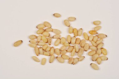 Hafif arka planda dağınık çam fıstığı, yukarıdan çekilmiş.