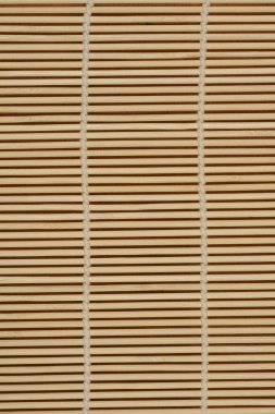 Makisu olarak da bilinen geleneksel bambu suşi hasırının yakın plan, düz bir görüntüsü.