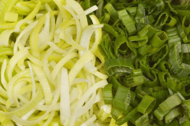 Kırpılmış pırasa ve soğanlar iki ayrı kümeye ayrılır.