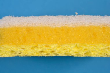 Yakından bakıldığında, beyaz, aşındırıcı bir üst, yoğun sarı bir orta tabaka ve daha gözenekli sarı bir alt tabaka içeren katmanlı bir sünger görülüyor.