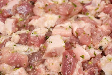 Ayrıntılı bir yakın çekim sosis yapmak için baharat ve otlarla hazırlanmış doğranmış domuz eti gösteriyor.