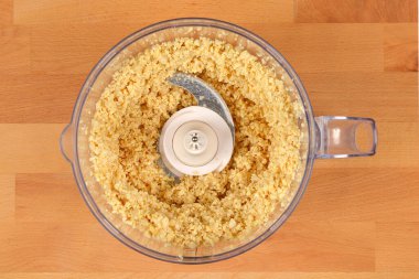 Yerden gelen soya fasulyeleri, tahtadan bir yüzey üzerinde, temiz bir yiyecek işlemci kasesinde saklanır.