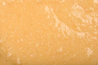 Yumurta ve irmiğin dokulu, soluk sarı karışımı ayrıntılı bir yakın plan çekimde çorba için hamur köftesine dönüştürülmeye hazır olarak gösterilir.