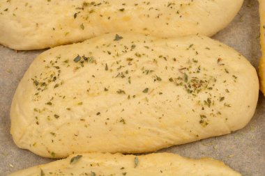 Yakın planda, sarımsak ve kekliklerle tatlandırılmış, lezzetli ve aromatik bir fırında pişmiş...
