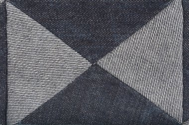 Bir yakın çekim koyu ve açık mavi kot yamaları geometrik desenli farklı yönlere sahip