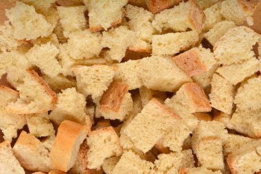 Yukarıdan bakıldığında, bir yığın düzensiz, ısırık büyüklüğünde bayat ekmek görülüyor. Ekmek, kıtır ekmek ya da dolma yapmak için mükemmel.