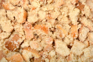 Detaylı bir yakın plan, bozuk şekilli, nemlendirilmiş ve yumuşatılmış ekmek parçalarının karışımını gösteriyor. Ekmek hamuru ya da dolma yapmak için ideal.