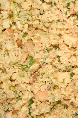 İçinde nemli ekmek, doğranmış otlar ve diğer bağlayıcı maddelerin yer aldığı ekmek köfteleri için son derece karışık bir hazırlık.