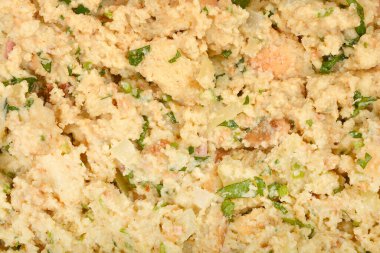 İçinde nemli ekmek, doğranmış otlar ve diğer bağlayıcı maddelerin yer aldığı ekmek köfteleri için son derece karışık bir hazırlık.