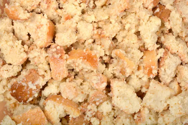 Detaylı bir yakın plan, bozuk şekilli, nemlendirilmiş ve yumuşatılmış ekmek parçalarının karışımını gösteriyor. Ekmek hamuru ya da dolma yapmak için ideal.