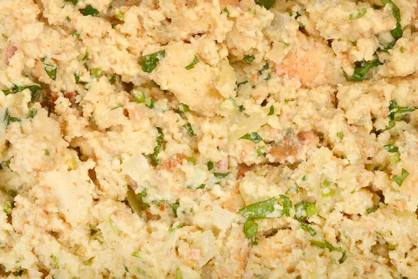 İçinde nemli ekmek, doğranmış otlar ve diğer bağlayıcı maddelerin yer aldığı ekmek köfteleri için son derece karışık bir hazırlık.