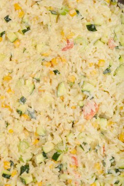 Görünür kabak, mısır ve kırmızı biberli sebzeli risotto yakın plan.