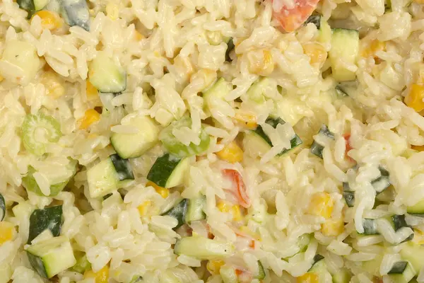 Görünür kabak, mısır ve kırmızı biberli sebzeli risotto yakın plan.