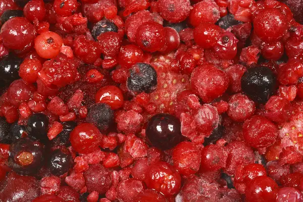 Yaban mersini, ahududu ve böğürtlen içeren canlı kırmızı böğürtlen karışımının yakın plan görüntüsü.