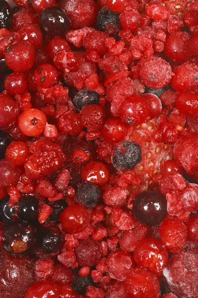 Yaban mersini, ahududu ve böğürtlen içeren canlı kırmızı böğürtlen karışımının yakın plan görüntüsü.