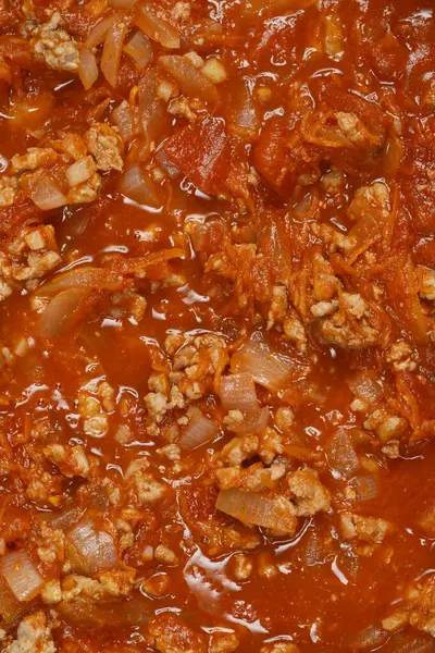 Köfte, soğan ve domates sosunun dokusuna yakın çekim.