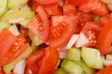 Taze doğranmış domates, salatalık, dolmalık biber ve soğan salatası dokusuna yakın çekim.