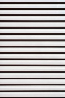 Yatay çizgili metal bir deklanşör.