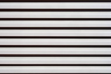 Yatay çizgili metal bir deklanşör.