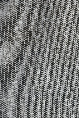 Düzenli geometrik desenli beyaz iskeleli güvenlik ağı..