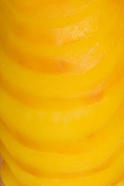 Dilimlenmiş haşlanmış patatesin yakın çekimi, canlı sarı rengini ve katmanlı dokusunu gözler önüne seriyor.