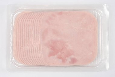 Temiz bir plastik paket düzgün istiflenmiş açık pembe jambon dilimleri içeriyor, tüketime hazır.