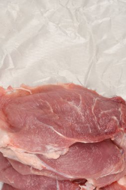 Kırışık kasap kağıdı üzerinde domuz pirzolası, metin ya da tasarım için geniş kopya alanı var.