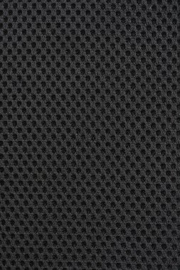 Bir makro çekim üniformayı yakalar, siyah örgü kumaşın yırtılmış dokusunu.