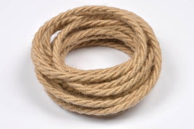 Doğal jüt sicime sarılı, düzgünce sarılmış elektrik kablosu düz beyaz bir arka planda sunuluyor.