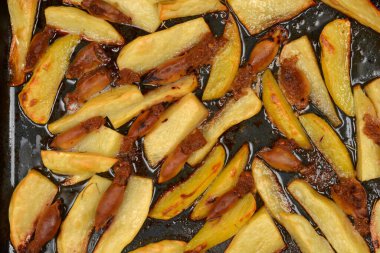 Patates kızartması ve peluş squis ile dolu fırın tepsisinin yakından görüntüsü.