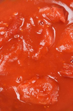 Soyulmuş domates sosu.