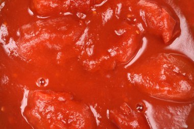 Soyulmuş domates sosu.