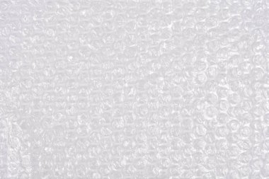 Yüksek açılı, tam çerçeveli bir çekim, temiz kabarcık ambalajının dokulu yüzeyini yakalar, koruyucu ve şeffaf özelliklerini bir ambalaj malzemesi olarak gösterir