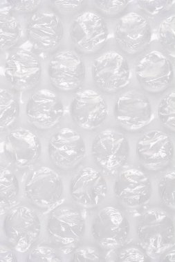 Yüksek açılı, tam çerçeveli bir çekim, temiz kabarcık ambalajının dokulu yüzeyini yakalar, koruyucu ve şeffaf özelliklerini bir ambalaj malzemesi olarak gösterir