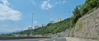 Rijeka 'ya güney tarafından giriş yapan yol, tepenin üzerindeki konut binaları görülebiliyor.