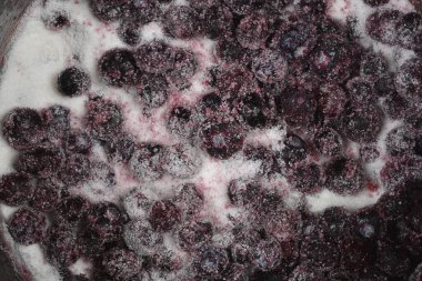 Bol şekerli yaban mersinli yakın plan, lezzetli reçele dönüşmeye hazır.