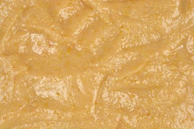 Tam çerçeve, pişmiş elmaların detaylı yakın çekimi kalın dokularını gözler önüne seriyor.